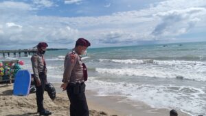 Lakukan Koordinasi Dengan Pengelola Pantai, Personel Ditpamobvit Polda Banten Pastikan Pengunjung Merasa Aman