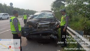 Kecelakaan di Tol Jakarta-Merak, Satlantas Polresta Tangerang Evakuasi Korban