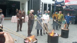 Kejari Lebak Musnahkan Barang Bukti Dari 70 Perkara