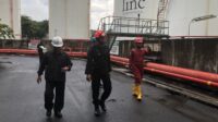Satbrimob Polda Banten Lakukan Sterilisasi dan Identifikasi Paska Kebakaran di PT Baruna Bina Sarana