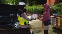 Operasi Zebra Maung 2022, Sat Lantas Polres Lebak Bagikan Brosur Keselamatan kepada Warga Masyarakat
