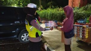Operasi Zebra Maung 2022, Sat Lantas Polres Lebak Bagikan Brosur Keselamatan kepada Warga Masyarakat