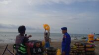 Personel Ditpolairud Polda Banten Laksanakan Himbaua Kepada Pengunjung Pantai Wisata Anyer