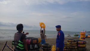 Personel Ditpolairud Polda Banten Laksanakan Himbaua Kepada Pengunjung Pantai Wisata Anyer