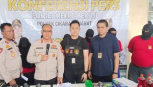 Polsek Cikarang Tangkap Tujuh Penjual Makanan Dan Kosmetik Kadaluarsa