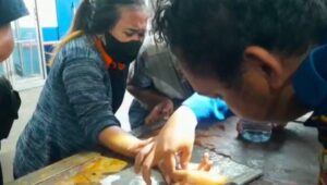Datangi Mako Damkar Kabupaten Bekasi, Seorang Wanita Remaja Minta Tolong Lepaskan Cincin