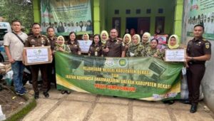 Peduli Gempa Cianjur, Kajari beserta jajaran dan IAD kabupaten Bekasi salurkan Bantuan