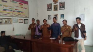 Kunjungan Media Center Gunung Kaler di Sambut Hangat Oleh Jajaran Staf Desa Cibetok