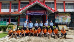 Jaga Fasilitas Keamanan dan Ketertiban, Kalapas Kotaagung dan Jajaran Gelar Kerja Bakti di Luar Lapas