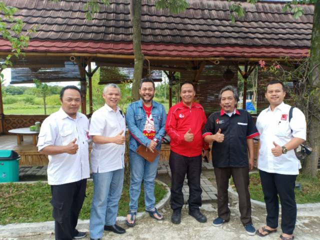 *Caption* Sebagian Panitia Musra Banten. Kika: Rizal, Sekretaris Zulhamedy, SC Alie Soero, Bendahara Yusuf Reza, Wakil Ketua Ucu NAJ dan Asep Bima