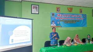 Camat Cisoka Sodorkan Geprek Kepiting Kiss Kepada Tim Monev