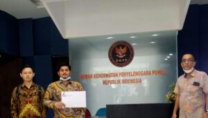 Kuasa Hukum Eli Sahroni Serahkan Dokumen Lapdu Ke DKPP RI