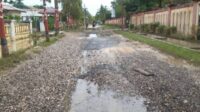 Jalan Depan Puskesmas Seruway Aceh Tamiang Rusak Parah