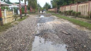 Jalan Depan Puskesmas Seruway Aceh Tamiang Rusak Parah