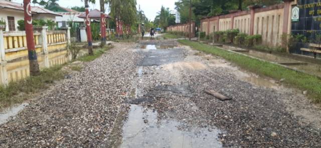 Poto : Jalan Depan Puskesmas Seruway Usai Paska Banjir Melanda Aceh Tamiang 2 November 2022. Dok : SWARA45.COM/Afrizal]