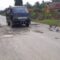 Poto : Jalan lintas Kecamatan Seruway yang berlubang. lokasi tepatnya kurang lebih 50 meter dari Kedai Saring Coffe Kampung Tangsi Lama. Dok : SWARA45.COM/Afrizal]