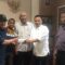 Poto : Ketua KONI Aceh, Hamdani Basyah didampingi pengurusnya, Zulkiram menyerahkan bonus sebesar Rp 20 juta kepada Ketua PWI Aceh, Nasir Nurdin disaksikan Wakabid Pendidikan, Asnawi Kumar dan Ketua SIWO PWI Aceh, Imran Thaib, Selasa (29/11/2022). Dok : PWI Aceh]