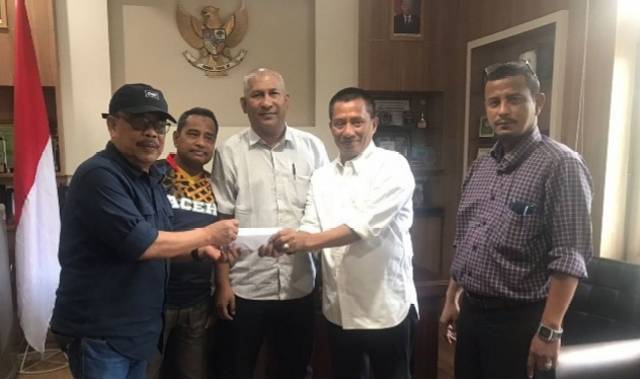 Poto : Ketua KONI Aceh, Hamdani Basyah didampingi pengurusnya, Zulkiram menyerahkan bonus sebesar Rp 20 juta kepada Ketua PWI Aceh, Nasir Nurdin disaksikan Wakabid Pendidikan, Asnawi Kumar dan Ketua SIWO PWI Aceh, Imran Thaib, Selasa (29/11/2022). Dok : PWI Aceh]