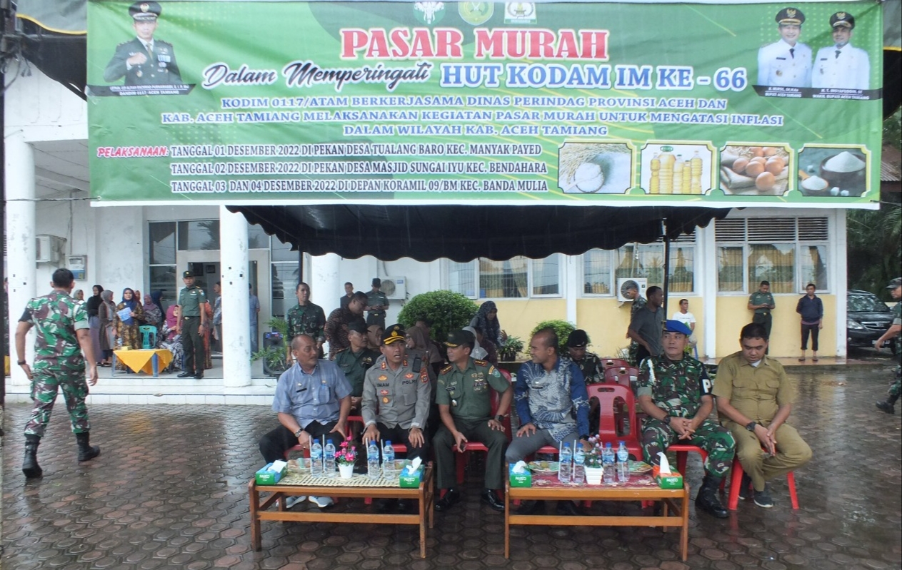 Poto : Pemkab Aceh Tamiang Kerjasama dengan Kodim 0117/ Aceh Tamiang gelar Pasar Murah/Operasi Pasar yang dipusatkan di pelataran parkir Kantor Camat Manyak Payed. Dok : Humas Aceh Tamiang]