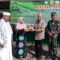 Poto : Bupati Aceh Tamiang H. Mursil, saat menyerahkan satu papan telur ayam secara simbolis dipembukaan Pasar Murah/Operasi Pasar di Serambi Markas Koramil 09/Banda Mulia, Minggu (4/12/2022). Dok : Humas Aceh Tamiang.