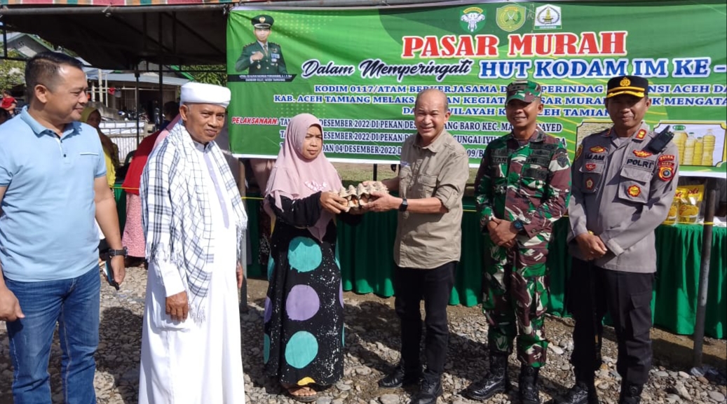Poto : Bupati Aceh Tamiang H. Mursil, saat menyerahkan satu papan telur ayam secara simbolis dipembukaan Pasar Murah/Operasi Pasar di Serambi Markas Koramil 09/Banda Mulia, Minggu (4/12/2022). Dok : Humas Aceh Tamiang.