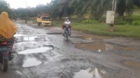 Warga Minta Pemkab Aceh Tamiang Perbaiki Jalan Desa Alur Manis yang Rusak Parah