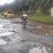 Poto : Jalan rusak parah di Dusun Tambak Kuta Desa Alur Manis Aceh Tamiang. Dok : SWARA45.COM/Afrizal]