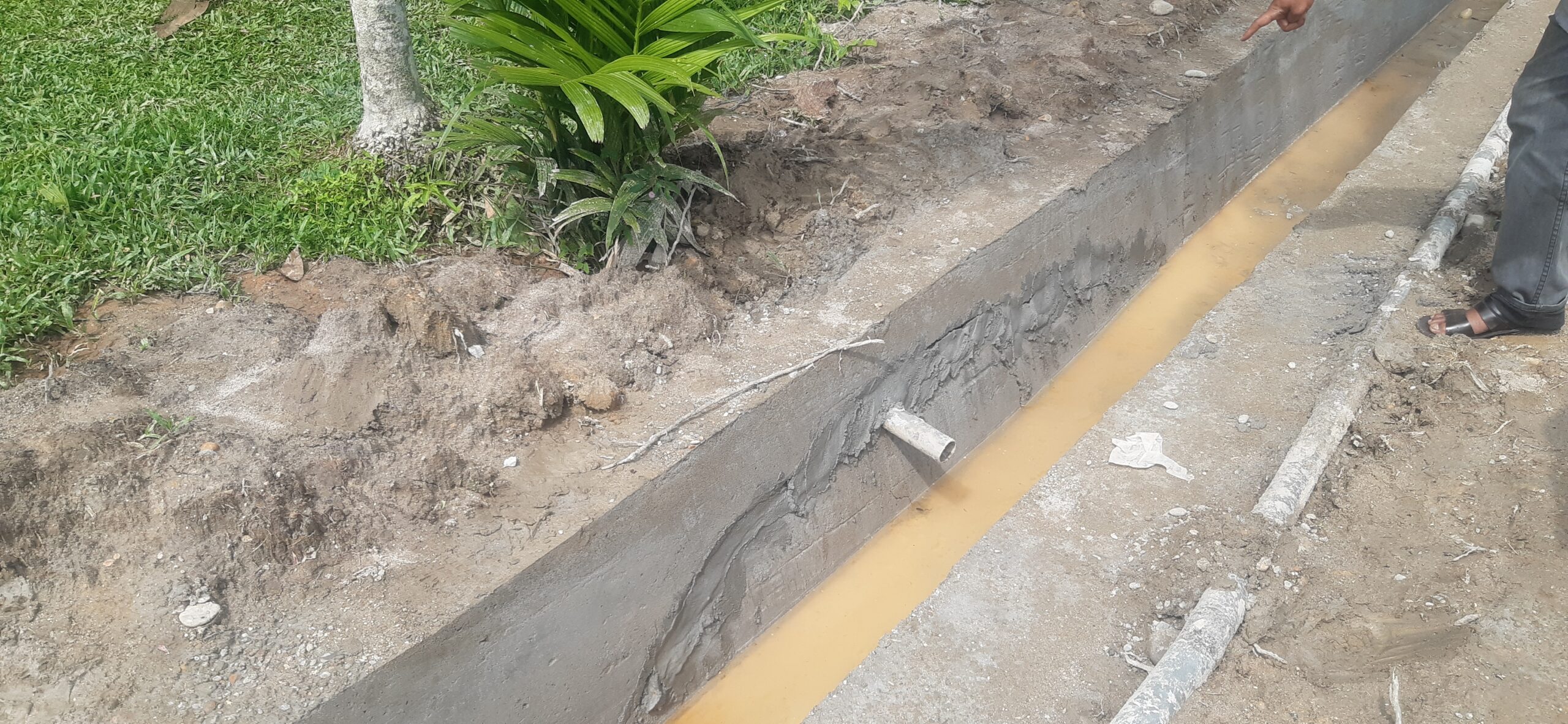 Poto : Bangunan Drainase yang tengah dikerjakan di Dusun Satu, Desa Damar Condong, Kecamatan Pematang Jaya, Kabupaten Langkat, Sumatra Utara tak ada papan impormasi. Dok : SWARA45.COM/Afrizal]