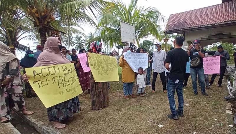 Poto : Warga berunjuk rasa menolak keberadaan imigran Rohingya di gedung eks Kantor Imigrasi Lhokseumawe, Aceh, Kamis (8/12/2022). ANTARA/Dedy Syahputra.
