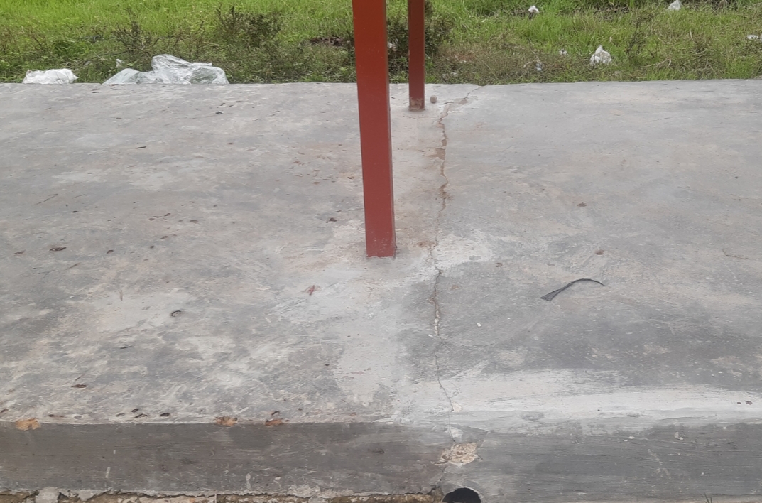 Kondisi Lantai Bagunan 30 unit lapak dagang dari anggaran dana Desa tahun 2022 sebesar Rp107.480.600 di Dusun Makmur Kampung Pekan Seruway, Sabtu (17/12/2022). Dok : SWARA45.COM/Afrizal]