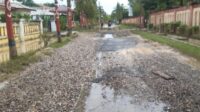 Masyarakat Seruway Keluhkan Jalan Depan Puskesmas Rusak Parah