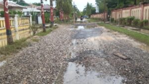 Masyarakat Seruway Keluhkan Jalan Depan Puskesmas Rusak Parah