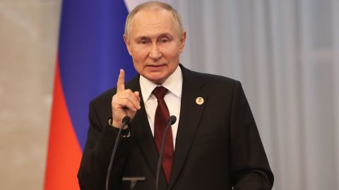 Poto : Presiden Rusia Vladimir Putin berbicara pada konferensi pers di ibu kota Kyrgyzstan, Bishkek. Jum'at 9 Desember 2022. Dok : Tim Lister CNN]