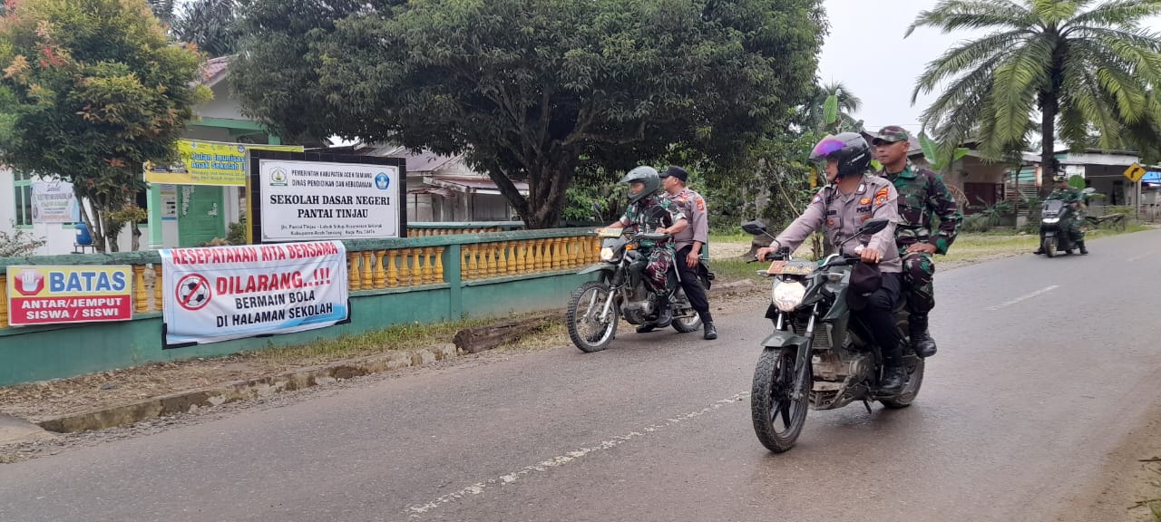 Poto : Koramil Jajaran Kodim 0117/ Aceh Tamiang Patroli Bersama Polsek Jajaran Polres Aceh Tamiang Ciptakan Rasa Aman Lewat Patroli Gabungan.Dok : Pendim 0117/Aceh Tamiang]