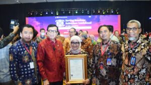 Bupati Lebak Terima Sertifikat Tenun Baduy Sebagai Kekayaan Intelektual Komunal Dari Menteri Hukum dan Hak Asasi Manusia RI