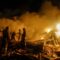 Poto : Petugas pemadam kebakaran sedang memadamkan api di bangunan tempat tinggal yang hancur akibat penembakan selama konflik Rusia-Ukraina di Donetsk, Ukraina yang dikuasai Rusia, 9 Desember 2022. Dok : REUTERS/Alexander Ermochenko]