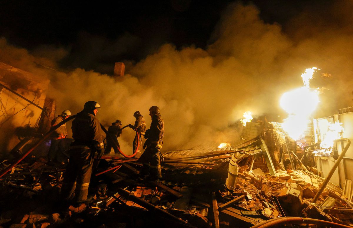 Poto : Petugas pemadam kebakaran sedang memadamkan api di bangunan tempat tinggal yang hancur akibat penembakan selama konflik Rusia-Ukraina di Donetsk, Ukraina yang dikuasai Rusia, 9 Desember 2022. Dok : REUTERS/Alexander Ermochenko]