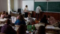 Poto : Siswa menghadiri pelajaran bahasa Inggris di ruang kelas di sebuah sekolah, di tengah serangan Rusia di Ukraina, di Kyiv, Ukraina, 2 Desember 2022. Dok : REUTERS/Valentyn Ogirenko]