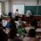Poto : Siswa menghadiri pelajaran bahasa Inggris di ruang kelas di sebuah sekolah, di tengah serangan Rusia di Ukraina, di Kyiv, Ukraina, 2 Desember 2022. Dok : REUTERS/Valentyn Ogirenko]