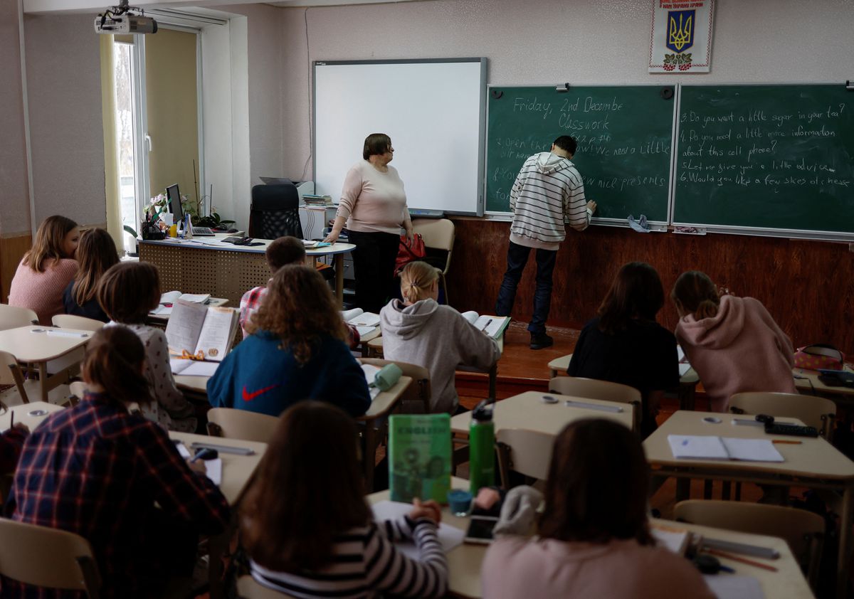 Poto : Siswa menghadiri pelajaran bahasa Inggris di ruang kelas di sebuah sekolah, di tengah serangan Rusia di Ukraina, di Kyiv, Ukraina, 2 Desember 2022. Dok : REUTERS/Valentyn Ogirenko]