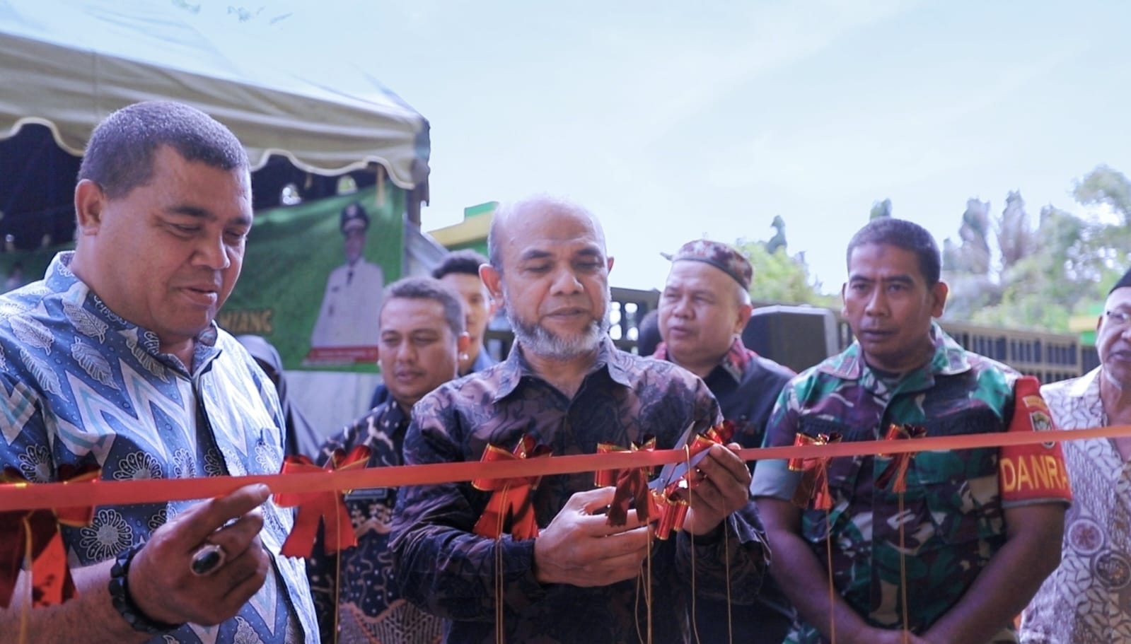 Poto : Wakil Bupati Aceh Tamiang, Tengku Insyafuddin, ST, memotong pita saat meresmikan gedung Asrama Mahasiswa Aceh Tamiang di Banda Aceh, Kamis (15/12/2022). Dok : Humas Aceh Tamiang]