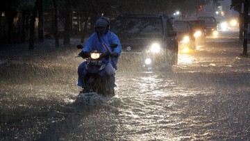 Poto : Belasan kelurahan di tiga kecamatan di Kota Makassar, Sulawesi Selatan, diterjang banjir, menyebabkan ratusan rumah tergenang air. Ilustrasi. (ANTARA/ARNAS PADDA)