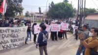 Sejumlah Himpunan Masyarakat Demo Di Depan PT. Universal Luggage Indonesia, Menuntut Agar HRD Di Copot
