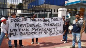 Saat dievaluasi Kemendagri, Mahasiswa Banten : Copot Al Muktabar