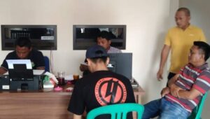 Saat Situasi Hari Libur Pelayanan Desa Rancagede  H.Yani Aktif Dalam Melayani Masyarakat