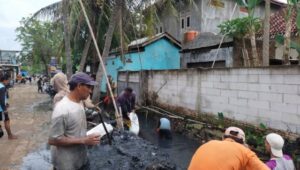 H Subarta Bersama Warga Bersihkan Aliran Sungai yang Tersumbat Karena Lumpur dan Rumput Liar