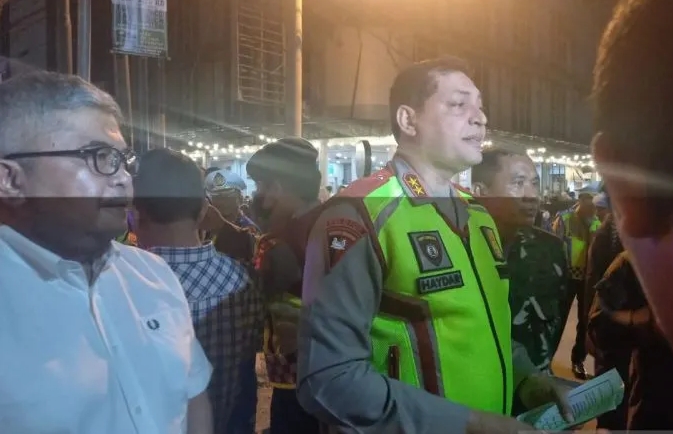 Poto : Kapolda Aceh Irjen Pol Ahmad Haydar saat mengunjungi pos pengamanan malam pergantian tahun baru 2023, di Simpang Lima Banda Aceh, Sabtu malam (31/12/2022). ANTARA/Nurul Hasanah.