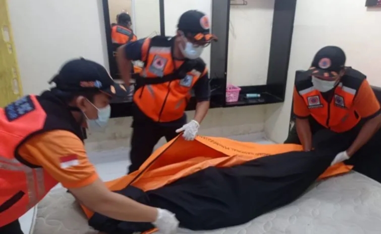 Poto : Petugas Kepolisian Resor Kota Denpasar dan BPBD mengevakuasi jasad seorang wanita yang ditemukan dalam sebuah kamar kos di Denpasar, Bali, Sabtu malam. ANTARA/HO-Humas Polresta Denpasar.