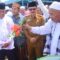 Poto : Pj. Bupati Aceh Tamiang, Drs. Meurah Budiman, SH, MH menyaksikan proses peusijuk (tepung tawar) pada peresmian Dayah Bustanul Inayah oleh Abu Paya Pasi. Dok : humus 2023]