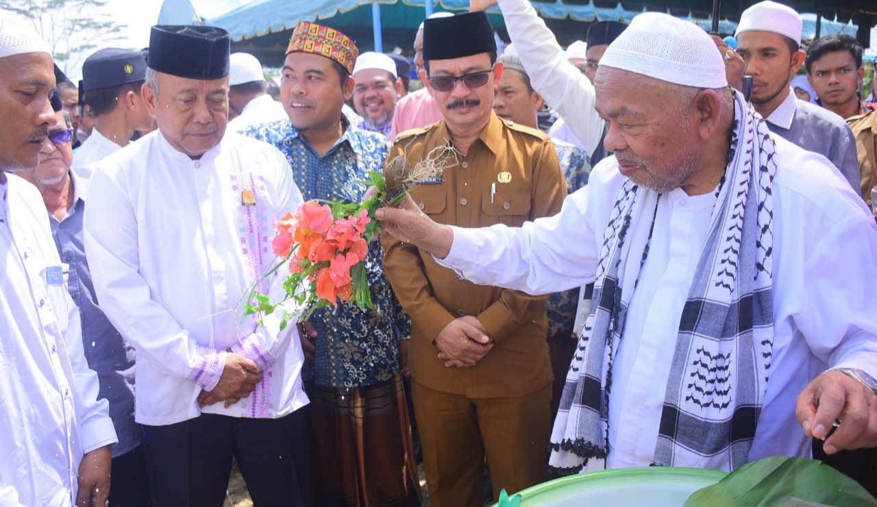 Poto : Pj. Bupati Aceh Tamiang, Drs. Meurah Budiman, SH, MH menyaksikan proses peusijuk (tepung tawar) pada peresmian Dayah Bustanul Inayah oleh Abu Paya Pasi. Dok : humus 2023]